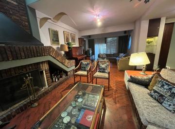 Casa · 280m² · 7 Ambientes · 4 Cocheras · Excelente Casa con 5 Dorm., 300 m² Jardín y Pileta, a 3 Cuadras de Plaza Irlanda