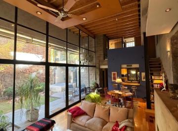 Casa · 142m² · 4 Ambientes · 1 Cochera · Excelente Casa en Venta en Barrio Bombal