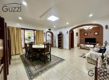Casa · 167m² · 3 Ambientes · 1 Cochera · Venta de Casa en Villa Adelina Sobre Lote Propio de 10 X 30 m, con Cochera Cubierta Al Frente.