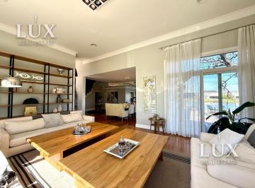Casa · 570m² · 7 Ambientes · 1 Cochera · Casa en Venta de 4 Habitaciobnes en Suitte a La Laguna en El Barrio Los Castores, Nordelta