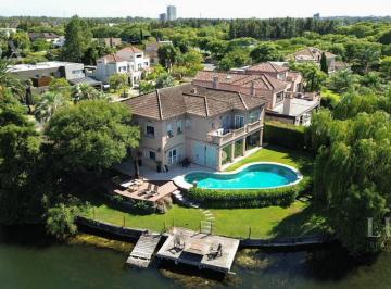 Casa · 570m² · 7 Ambientes · 1 Cochera · Casa en Venta y Alquiler 4 Habitaciobnes en Suitte a La Laguna en El Barrio Los Castores, Nordelta