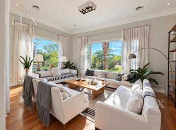Casa · 570m² · 7 Ambientes · 2 Cocheras · Casa en Venta y Alquiler 4 Habitaciobnes en Suitte a La Laguna en El Barrio Los Castores, Nordelta