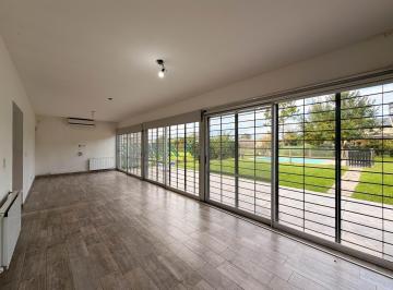 Casa · 70m² · 3 Ambientes · 1 Cochera · Casa de 2 Dorm. con Pileta y Radiadores en Las Acequias Roldan