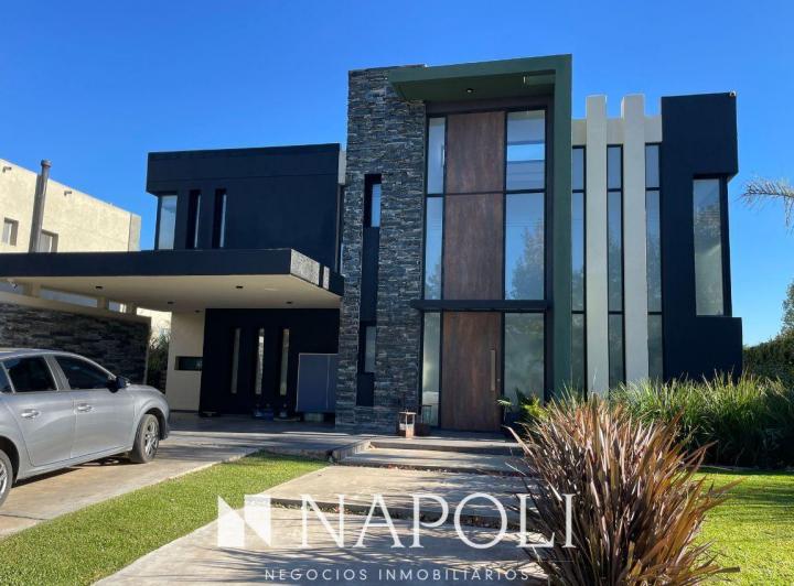 Casa · 300m² · 6 Ambientes · 2 Cocheras