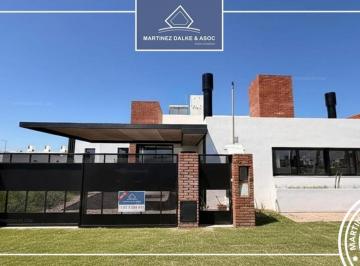 Casa · 96m² · 3 Ambientes · 2 Cocheras · Duplex Premium de Una Sola Planta - Quebradas de Manantiales