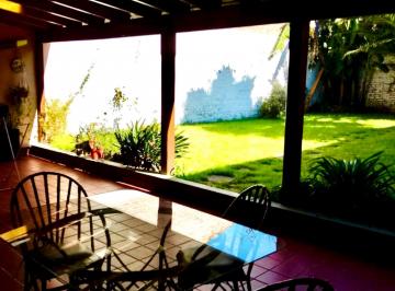 Casa · 95m² · 4 Ambientes · 2 Cocheras · Venta Lomas del Mirador, Casa con Parque y Coheras