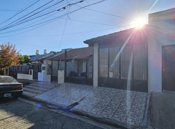 Casa · 90m² · 5 Ambientes · 1 Cochera · Venta | Casa de 2 Dorm. con Amplio Terreno y Jardín - Bartoloni 74