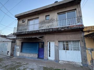 Casa · 80m² · 5 Ambientes · 1 Cochera · Alquiler: Casa de 3 Dorm. C/ Patio