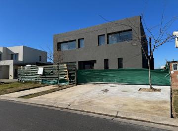 Casa · 327m² · 6 Ambientes · Casa a Estrenar de Diseño Contemporáneo en Puertos