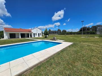 Casa · 185m² · 4 Ambientes · 2 Cocheras · Estacion del Carmen | 4.500 m² + Pileta Climatizada + Cancha Propia