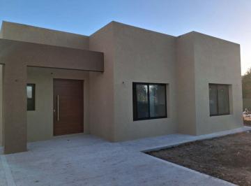Casa · 131m² · 4 Ambientes · 3 Cocheras · Casa Venta Pilar Los Alcanfores - Estrenar