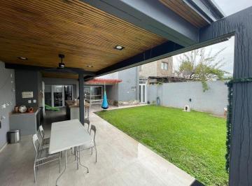Casa · 232m² · 4 Ambientes · 3 Cocheras · Venta Casa 3 Dorm. Barrio Urquiza Guaymallén