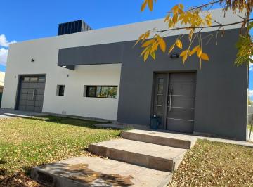 Casa · 170m² · 5 Ambientes · 3 Cocheras · Casa 3 Dorm - B° Pueblo del Sol - Nqn