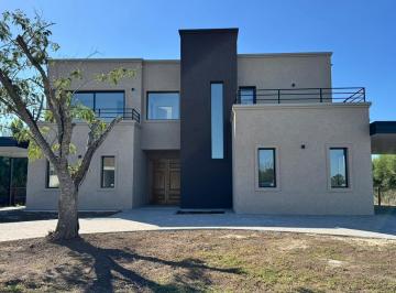 Casa · 250m² · 7 Ambientes · 6 Cocheras · Casa en Venta o Alquiler Sobre Lote Interno en Molino Norte - Harás Santa María