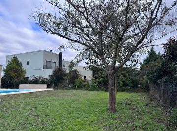 Casa · 250m² · 7 Ambientes · 6 Cocheras · Casa en Venta o Alquiler Sobre Lote Interno en Molino Norte - Harás Santa María
