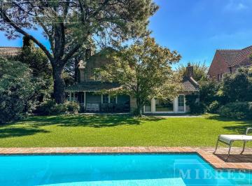 Casa · 350m² · 7 Ambientes · 1 Cochera · Casa Clásica Desarrollada en Dos Plantas, en Muy Buen Estado. Ubicada en San Isidro Chico en Venta.