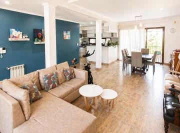Casa · 202m² · 6 Ambientes · 2 Cocheras · Casa en Venta en Villa Castells