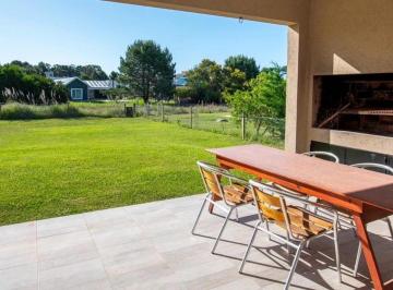 Casa · 137m² · 4 Ambientes · 1 Cochera · Venta Casa Costa Esmeralda Barrio Deportivo