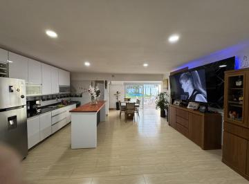 Casa · 200m² · 9 Ambientes · 1 Cochera · Casa Moderna 3 Dorm. | Piscina y Patio | Zona Thompson