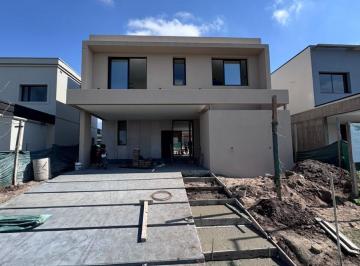 Casa · 171m² · 7 Ambientes · 2 Cocheras · Casa en Country The Point - D8