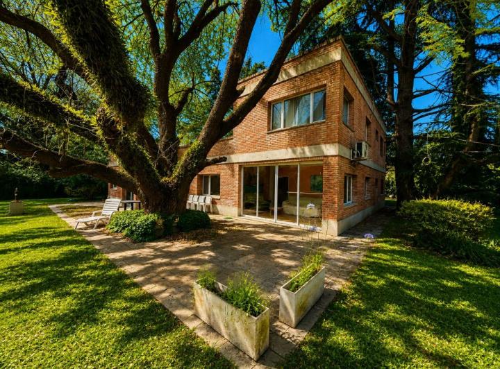 Casa · 230m² · 6 Ambientes