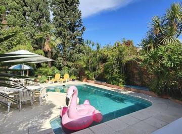 Casa · 442m² · 6 Ambientes · 3 Cocheras · Exclusiva Casa de 4 Plantas con Jardín, Quincho y Pileta