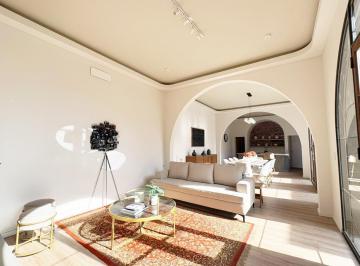 Casa · 203m² · 6 Ambientes · 1 Cochera · Casa en Venta en Lourdes, Rosario 3 Dorm. C/ Patio, Amenities y Cochera