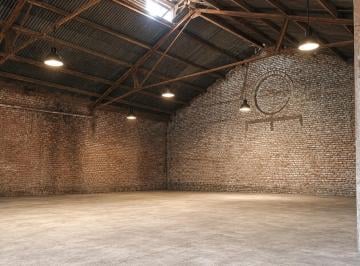 Bodega-Galpón · 384m² · Oportunidad! Anticipo y Cuotas! Galpón con Oficinas 384 m² Excelente Ubicación, Avellaneda - Venta.