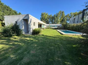 Casa · 147m² · 5 Ambientes · 2 Cocheras · Casa en Venta en Barrio San Joaquín
