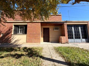 Casa · 133m² · 3 Dormitorios · 2 Cocheras · Oportunidad Luján: Casa a Reciclar Apta Credito Hipotecario