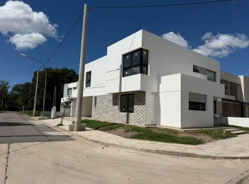 Casa · 220m² · 3 Dormitorios · 2 Cocheras · Venta - Casa Esquina a Estrenar 3 Dorm. 3 Baños - Jardín de Las Tejas