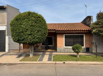 Casa · 106m² · 4 Ambientes · 1 Cochera · Venta Casa 4 Ambientes con Cochera y Patio/ Morón