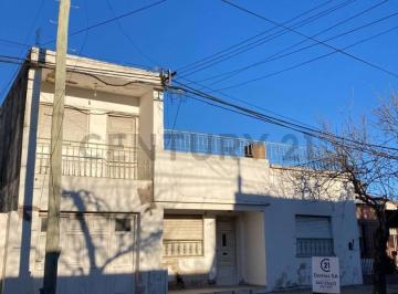 Casa · 129m² · 8 Ambientes · 1 Cochera · Venta de Casa con Cochera y Terraza a Reciclar en Pleno Centro de Venado Tuerto