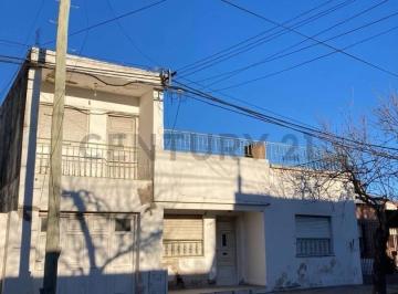 Casa · 129m² · 8 Ambientes · 1 Cochera · Venta de Casa con Cochera y Terraza a Reciclar en Pleno Centro de Venado Tuerto