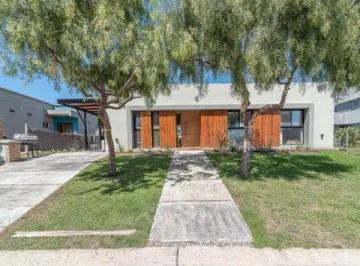 Casa · 113m² · 4 Ambientes · 3 Cocheras · Casa en Venta Santa Elena, Pilar del Este