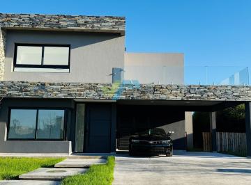 Casa · 293m² · 5 Ambientes · 2 Cocheras · Casa en Venta Ubicado en San Sebastian, Escobar, G. B. a. Zona Norte