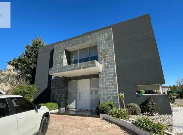 Casa · 280m² · 6 Ambientes · 5 Cocheras · Casa Moderna en Venta en Barrio Cerrado La Agustina