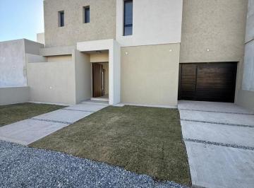 Casa · 210m² · 5 Ambientes · 2 Cocheras · Casa en Venta en Rincones de Manantiales (3 Dorm.)