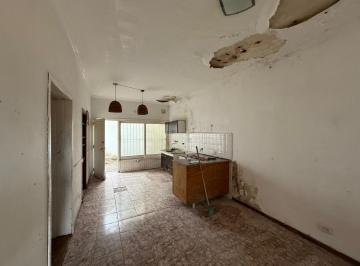 Casa · 108m² · 3 Ambientes · 1 Cochera · Casa de Tres Ambientes a Reciclar en Venta en Sarandi