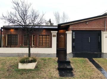 Casa · 160m² · 5 Ambientes · 1 Cochera · Casa en España 1672
