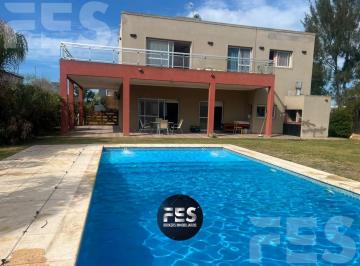Casa · 200m² · 5 Ambientes · 2 Cocheras · Casa en Alquiler Temporal Santa Rita