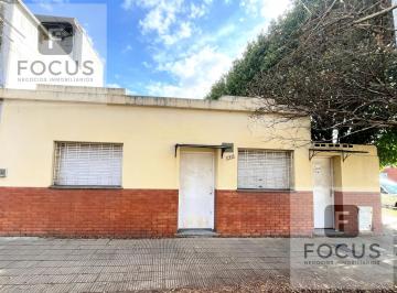 Casa · 94m² · 4 Ambientes · 1 Cochera · Venta Casa 4 Amb; con Patio. Caseros.