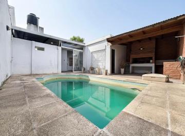 Casa · 130m² · 3 Ambientes · Venta Casa de 2 Dorm. con Patio y Pileta en Zona Sur, Rosario