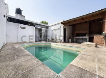 Casa · 130m² · 3 Ambientes · Venta Casa de 2 Dorm. con Patio y Pileta en Zona Sur, Rosario