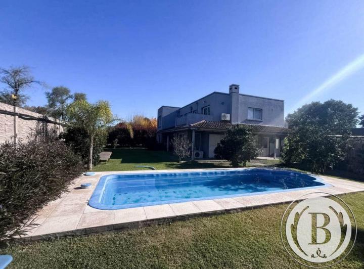 Casa · 259m² · 7 Ambientes · 2 Cocheras