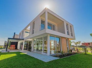 Casa · 245m² · 5 Ambientes · 2 Cocheras · Casa en Venta 4 Dorm. en Carpinchos, Nordelta