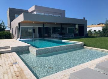 Casa · 230m² · 5 Ambientes · 1 Cochera · Venta Casa a La Laguna