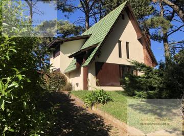 Casa · 80m² · 4 Ambientes · 1 Cochera · Venta - Casa 4 Amb 2 Baños - en Barrio Privado: La Arbolada - Villa Gesell - Acepta Permuta