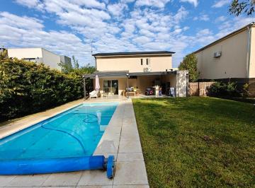 Casa · 120m² · 4 Ambientes · 2 Cocheras · Casa con Pileta en Santa Guadalupe Pilar del Este