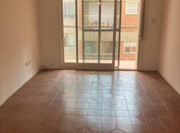 Departamento de 2 ambientes, Vicente López · Departamento de Dos Ambientes con Balcón Al Contrafrente